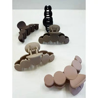 Matte Curvy Hair Claw