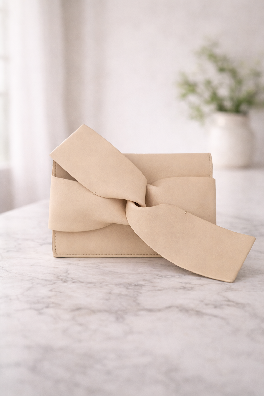 Clarisa Bow Hand Clutch