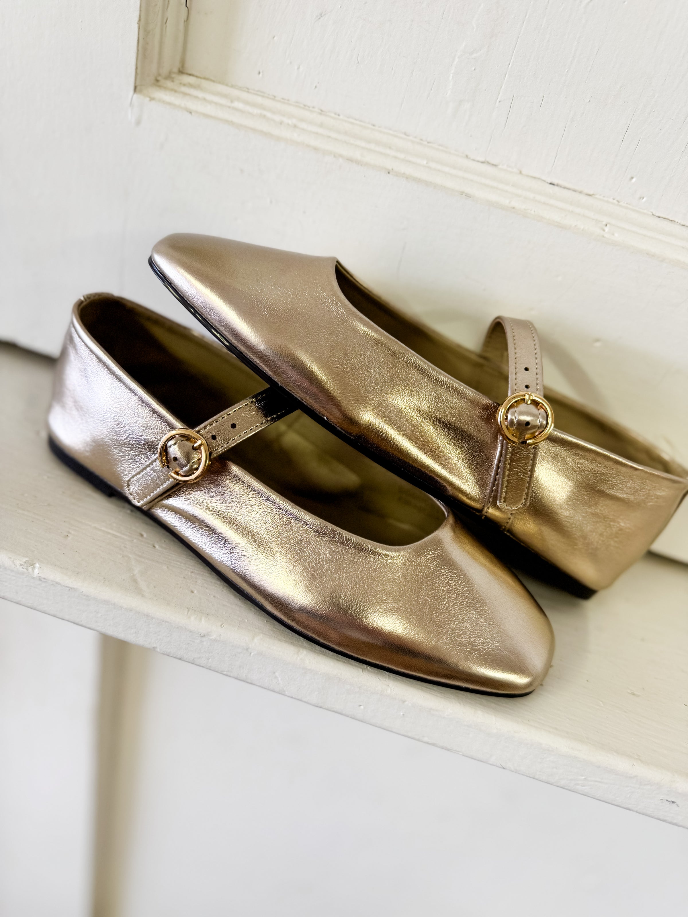 Shu Shop Caitlin Flat